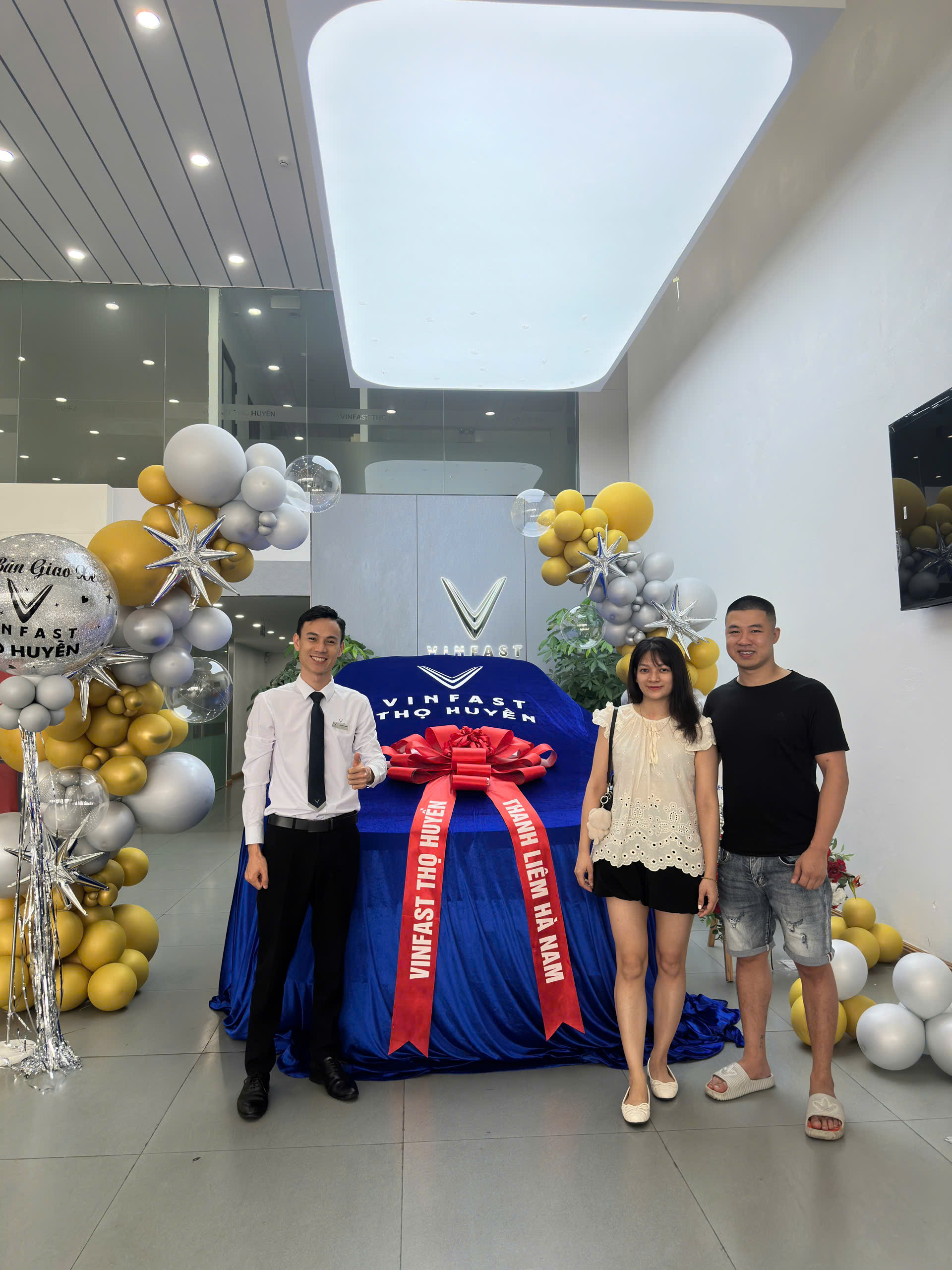 Khách hàng nhận xe tại Vinfast Thọ Huyền 1