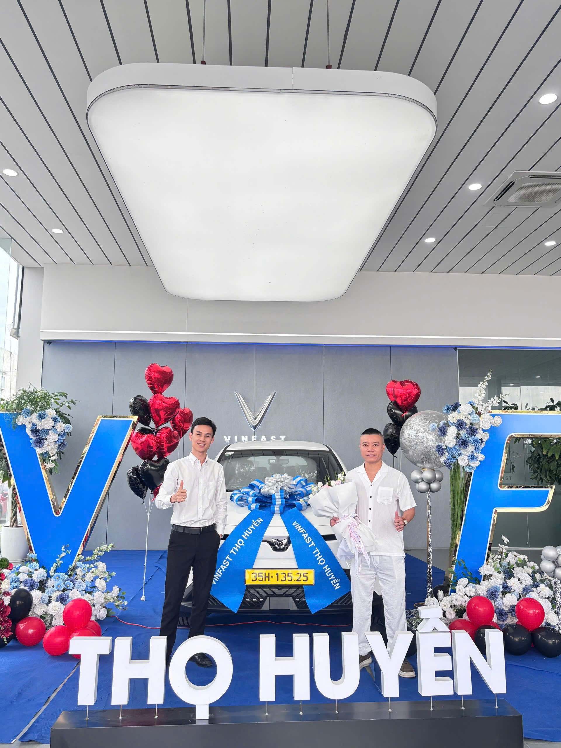Khách hàng nhận xe tại Vinfast Thọ Huyền 3